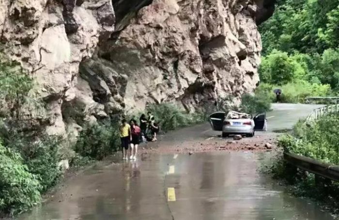 A Huge Falling Boulder Lands On Car (3 pics + video)