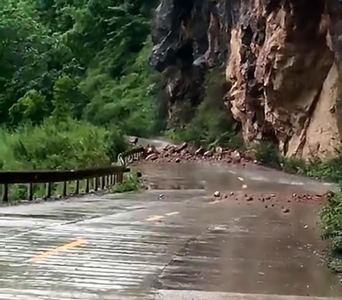 A Huge Falling Boulder Lands On Car (3 pics + video)