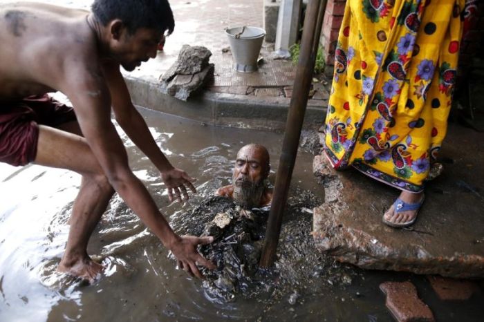 What A Job. This Guy Cleans Sewage In Bangladesh (7 pics)
