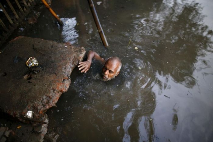 What A Job. This Guy Cleans Sewage In Bangladesh (7 pics)