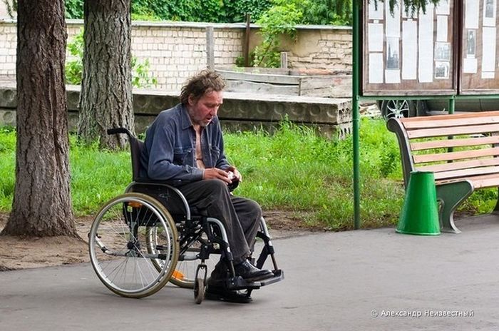Guy Pretends He Can't Walk To Get Some Money (4 pics)
