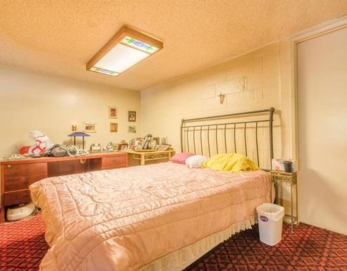 This AirBnb Comes With Parking (4 pics)