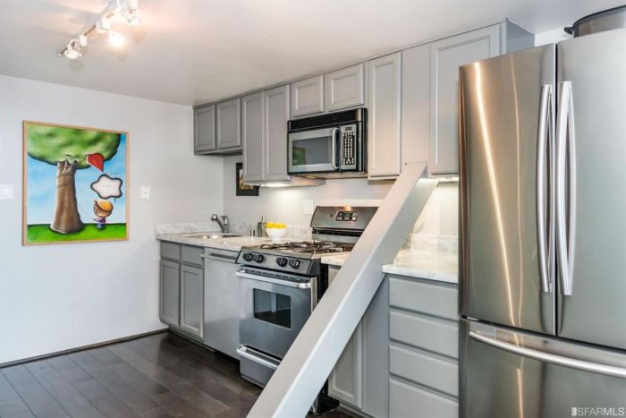 $1 Million San Francisco Loft Has Diagonal Support Beam That Cuts Through The Middle Of The Kitchen (3 pics)