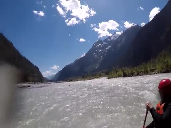 Terrifying Moment When A Grizzly Bear Charges At Kayakers