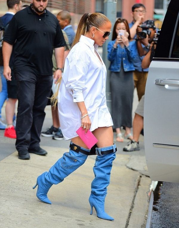 Jennifer Lopez Wears A Very Interesting Jeans (4 pics)