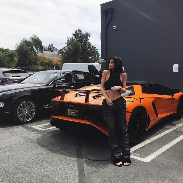 Outfits Of The Kardashians Suits Their Cars (16 pics)
