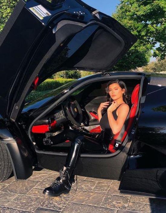 Outfits Of The Kardashians Suits Their Cars (16 pics)