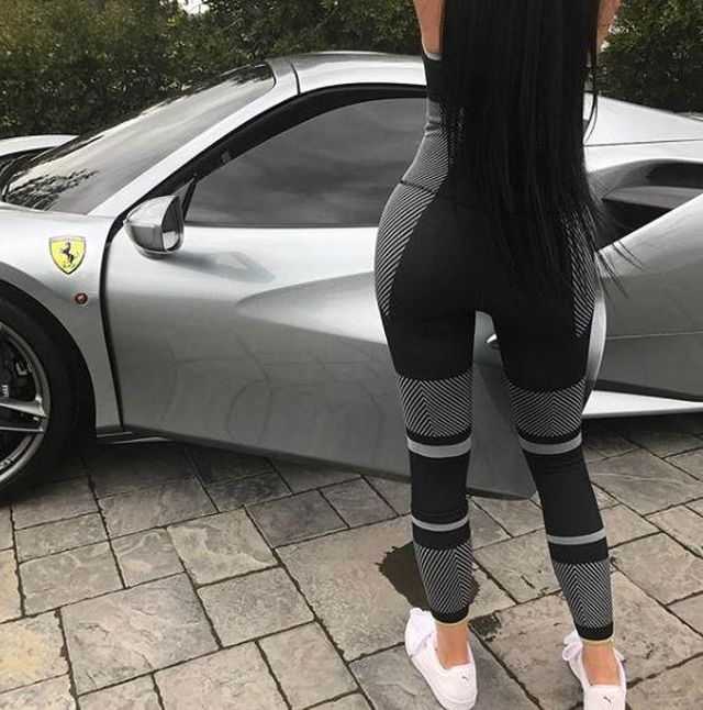 Outfits Of The Kardashians Suits Their Cars (16 pics)