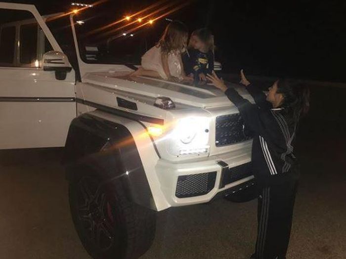Outfits Of The Kardashians Suits Their Cars (16 pics)