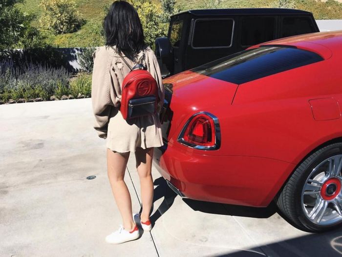 Outfits Of The Kardashians Suits Their Cars (16 pics)