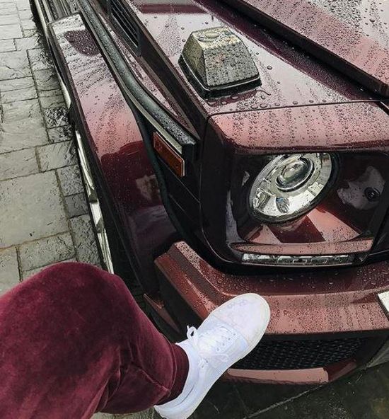 Outfits Of The Kardashians Suits Their Cars (16 pics)