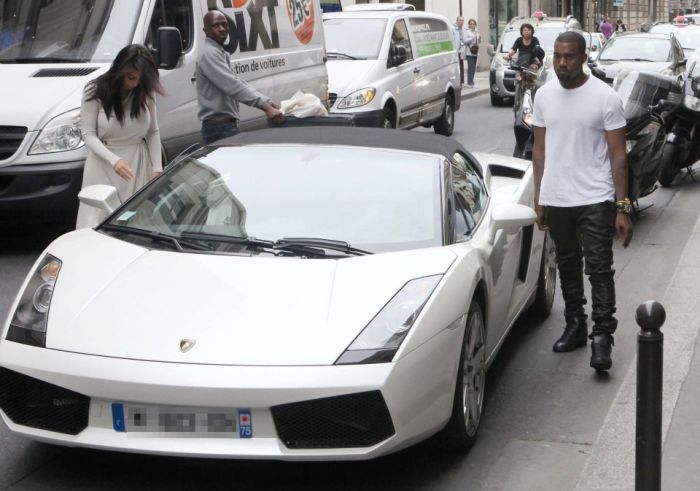 Outfits Of The Kardashians Suits Their Cars (16 pics)