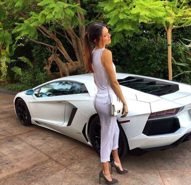 Outfits Of The Kardashians Suits Their Cars (16 pics)