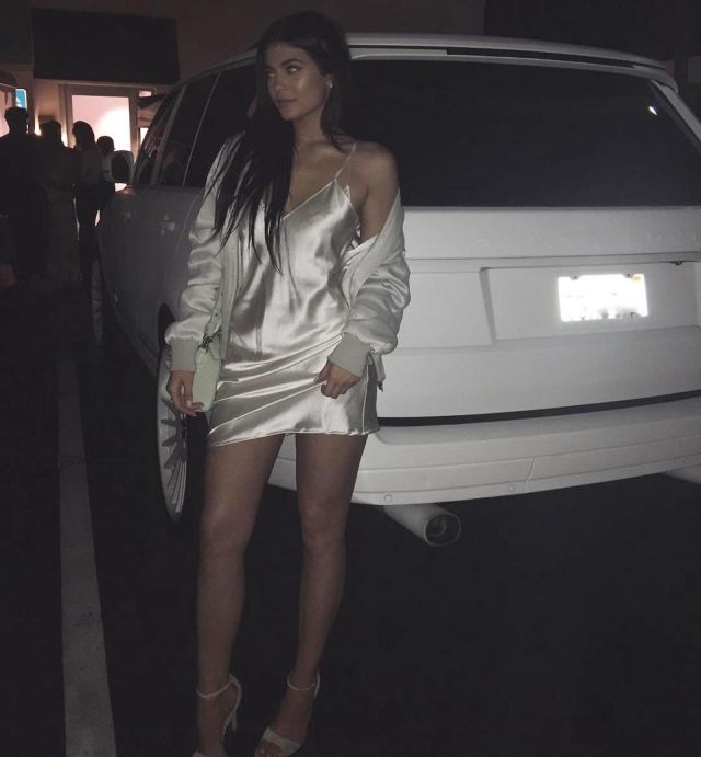 Outfits Of The Kardashians Suits Their Cars (16 pics)