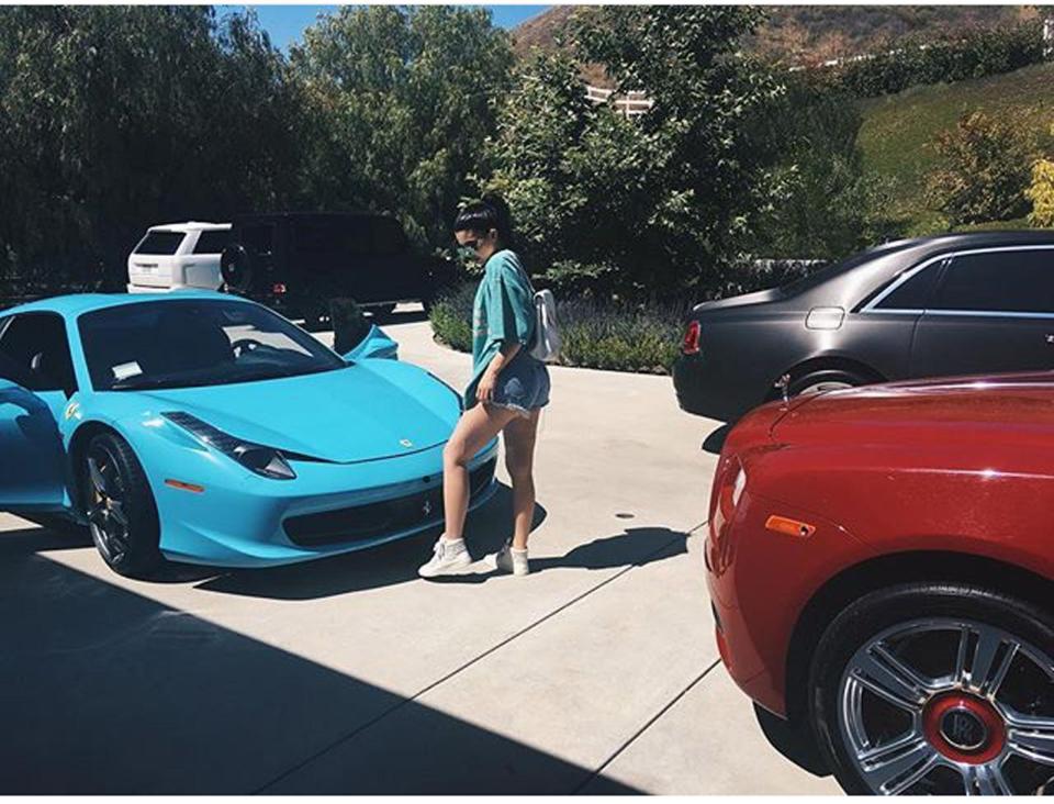 Outfits Of The Kardashians Suits Their Cars (16 pics)