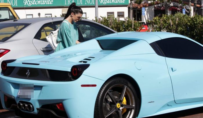Outfits Of The Kardashians Suits Their Cars (16 pics)