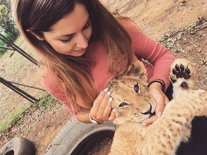 Cute Girl In Love With The African Wildlife (29 pics)