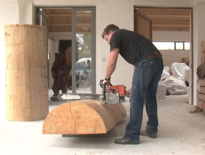Artist Uses A Chainsaw To Carve Wood (20 pics)