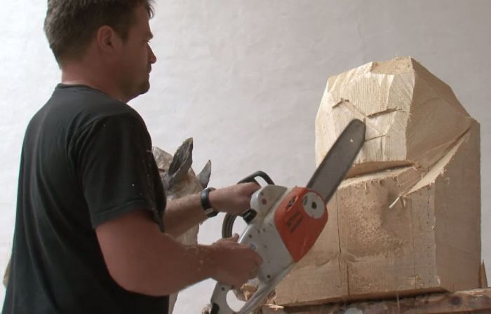 Artist Uses A Chainsaw To Carve Wood (20 pics)