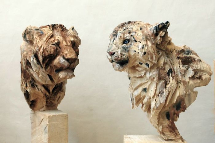 Artist Uses A Chainsaw To Carve Wood (20 pics)