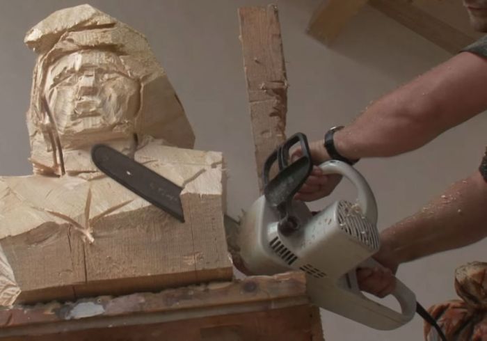 Artist Uses A Chainsaw To Carve Wood (20 pics)