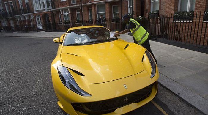 Warden Tickets Ferrari Parked On Single Yellow Line In London (5 pics)