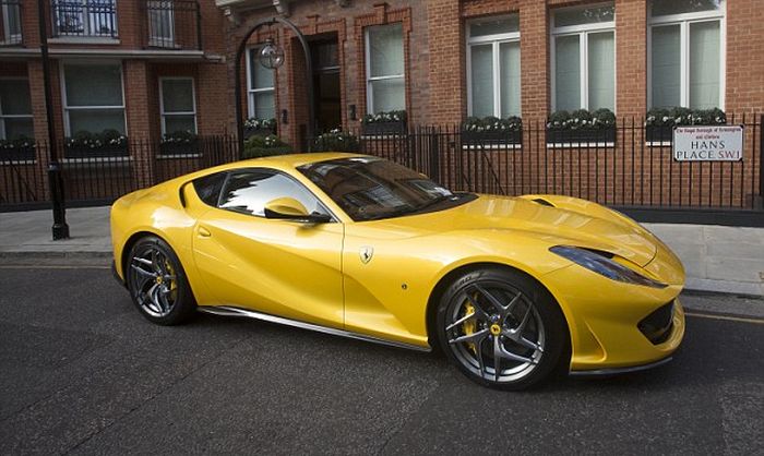 Warden Tickets Ferrari Parked On Single Yellow Line In London (5 pics)