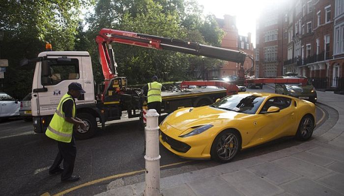 Warden Tickets Ferrari Parked On Single Yellow Line In London (5 pics)