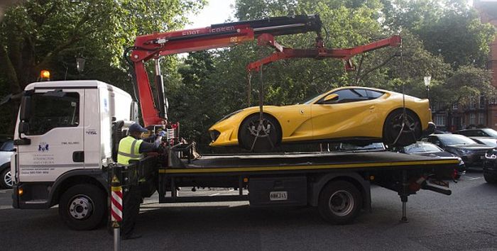 Warden Tickets Ferrari Parked On Single Yellow Line In London (5 pics)