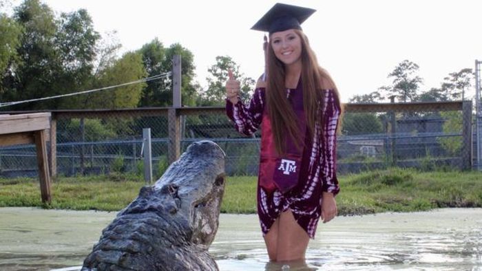 A student From The USA And An Alligator (3 pics)