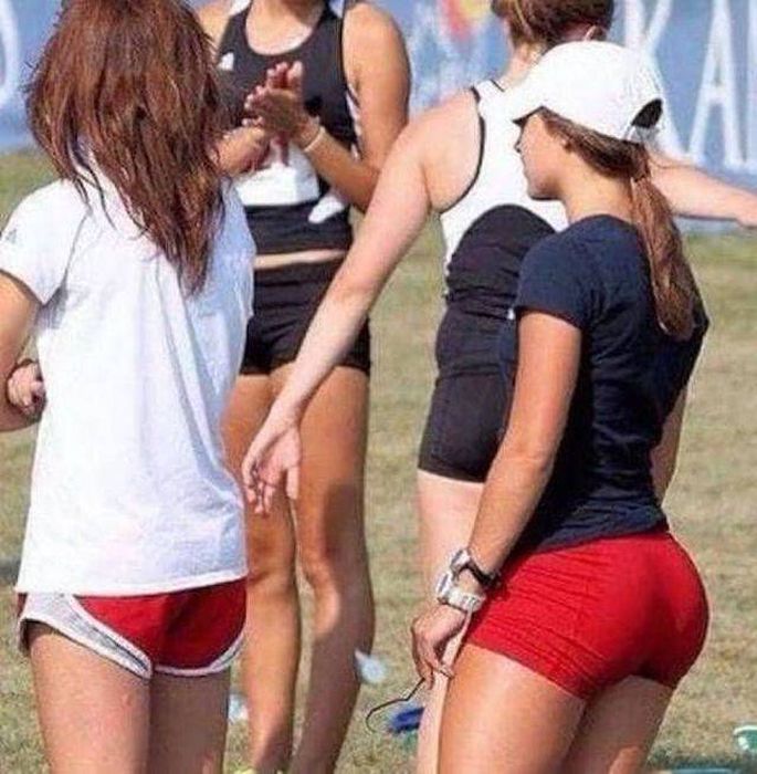 There Are Two Types Of Girls (24 pics)