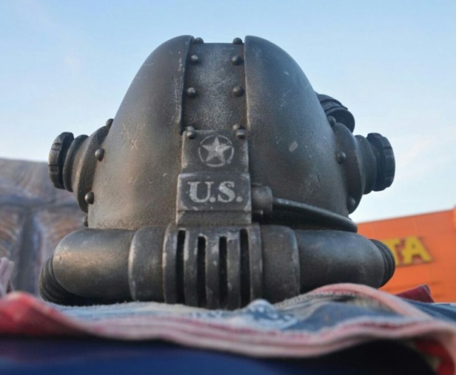 DIY Fallout Helmet T45D (8 pics)