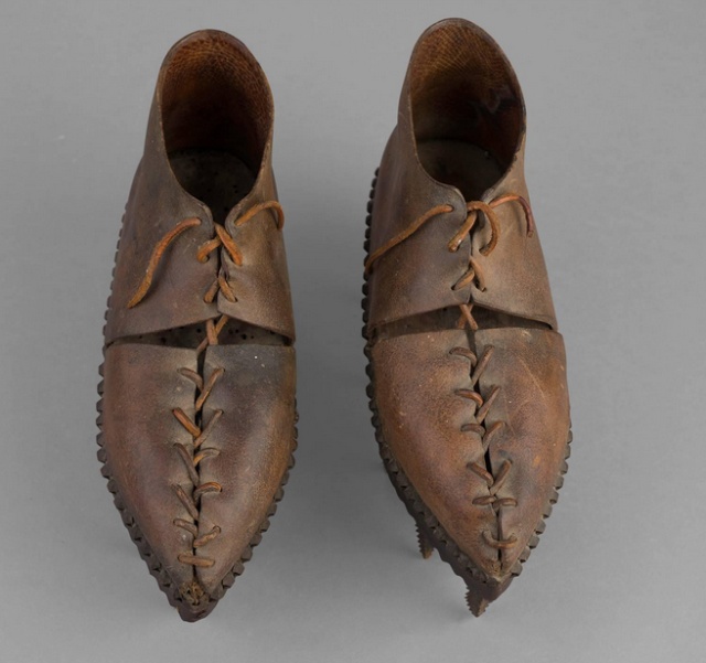 Shoes Called "Soles" Were Used To Peel The Chestnuts (6 pics)