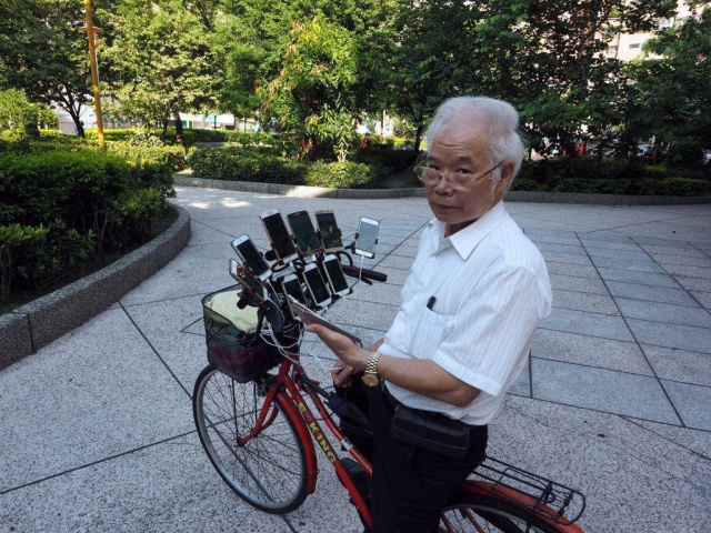 Taiwanese Grandpa On Pokémon Hunt (6 pics)