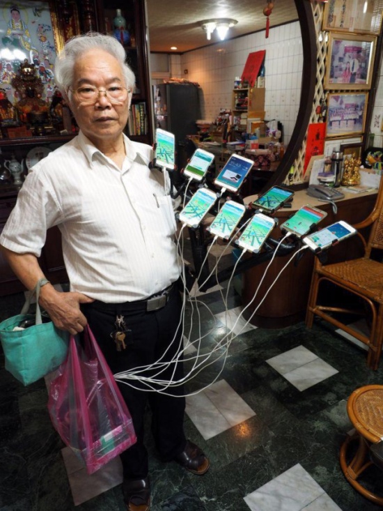 Taiwanese Grandpa On Pokémon Hunt (6 pics)