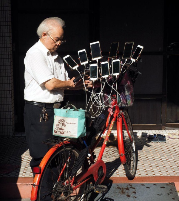 Taiwanese Grandpa On Pokémon Hunt (6 pics)