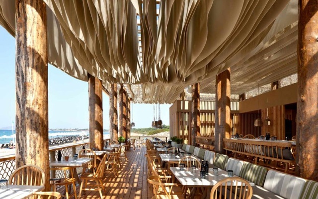 Check Out What Happens When The Wind Hits The Ceiling Of This Beach Bar (6 pics)