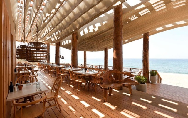 Check Out What Happens When The Wind Hits The Ceiling Of This Beach Bar (6 pics)