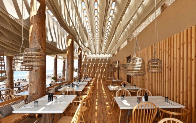 Check Out What Happens When The Wind Hits The Ceiling Of This Beach Bar (6 pics)