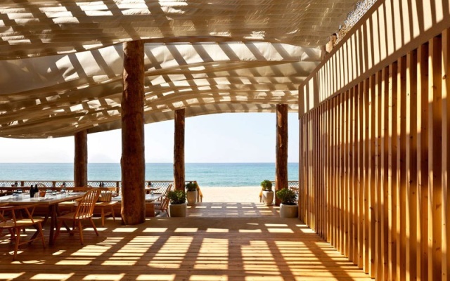 Check Out What Happens When The Wind Hits The Ceiling Of This Beach Bar (6 pics)