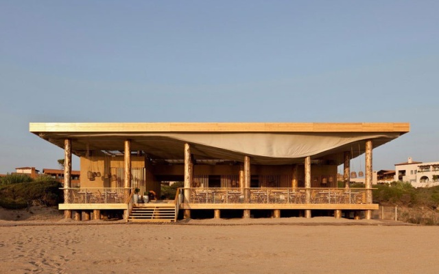 Check Out What Happens When The Wind Hits The Ceiling Of This Beach Bar (6 pics)