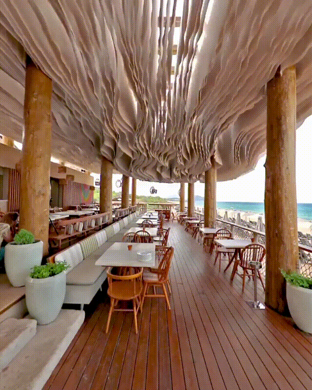 Check Out What Happens When The Wind Hits The Ceiling Of This Beach Bar (6 pics)