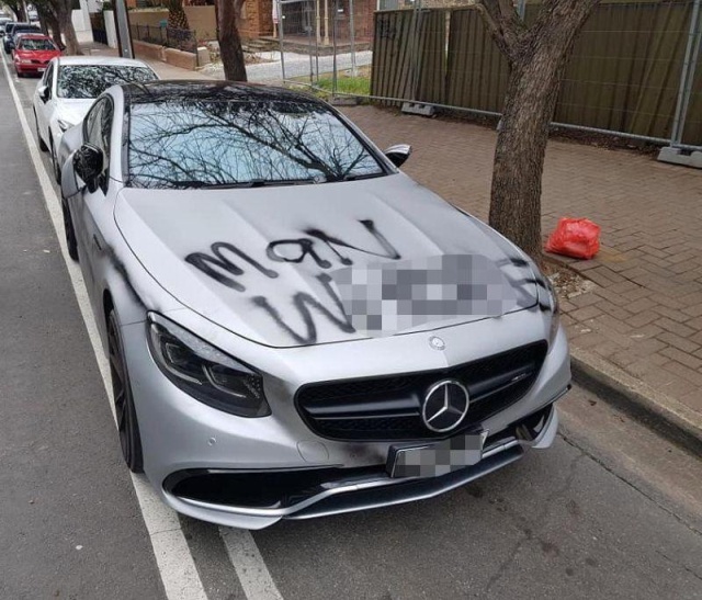 An Angry Woman VS Her Ex's Mercedes (4 pics)