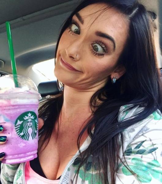 Pretty Girls Fooling Around (28 pics)