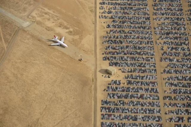 Car And Aircraft Cemetery In The California Desert (7 pics)