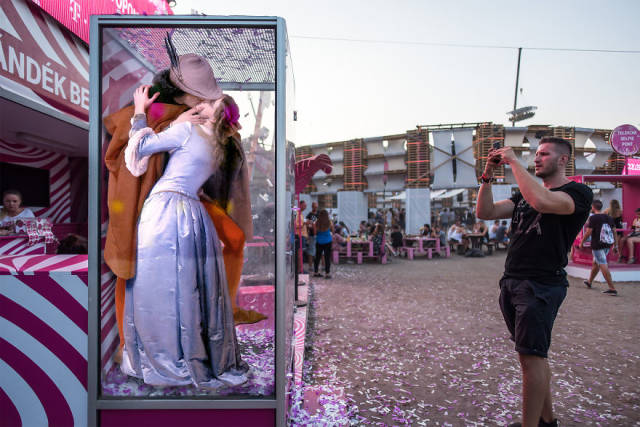 People From Classical Paintings Found Their Way To A Music Festival (8 pics)