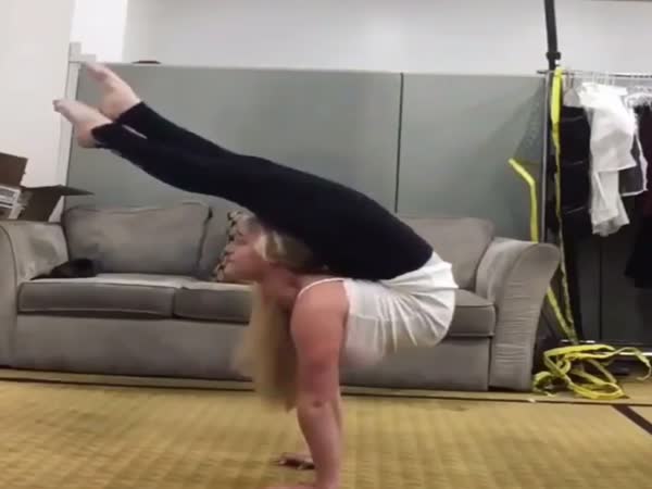This Flexible Girl Has Some Skills