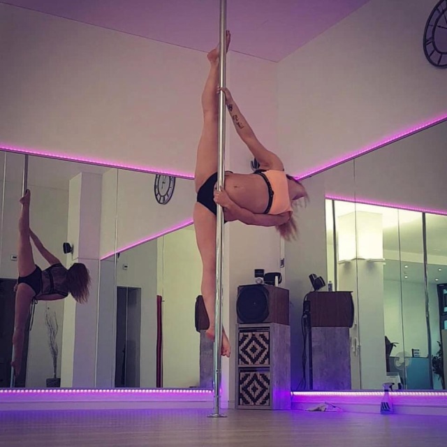 Pregnant Pole Dancer (10 pics)