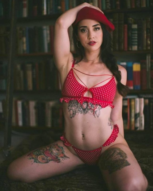 Very Hot Girls Wit Tattoos (25 pics)
