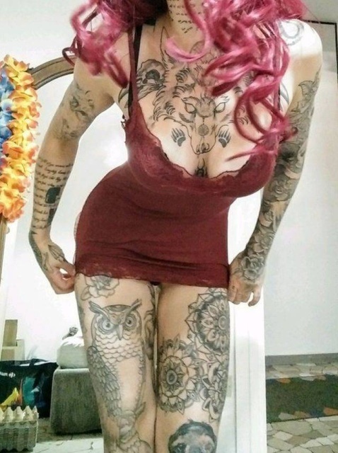 Very Hot Girls Wit Tattoos (25 pics)